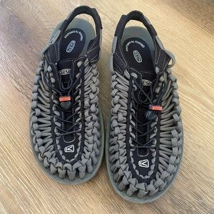 Mens Uneek Keen sandals size 11 in good condition Grey black